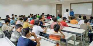 Title: SC Criticizes Mumbai College for Banning Muslim Attire, Explains Tilaks and Bindi Allowance news-09082024-205857