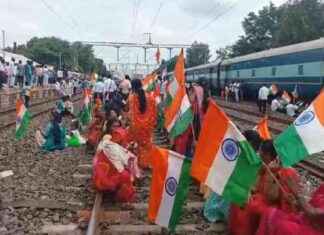 Demand for Improved Infrastructure: Puntamba Villagers Stage Rail Roko Protest news-17082024-174324