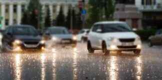 Mumbai Weather Update: Partly Cloudy Sky with Light Rain Forecast for City and Suburbs news-18082024-104328