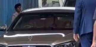 Rare Sight: Mukesh Ambani Drives Mercedes in Mumbai with Isha Ambani news-02092024-004854