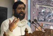 Shiv Sena Functionaries Removed for Money Showered Before Portrait of CM Eknath Shinde’s Mentor news-15092024-114156