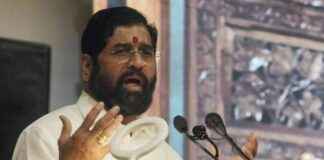 Shiv Sena Functionaries Removed for Money Showered Before Portrait of CM Eknath Shinde’s Mentor news-15092024-114156