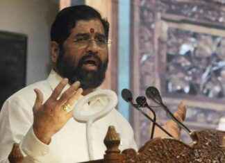 Shiv Sena Functionaries Removed for Money Showered Before Portrait of CM Eknath Shinde’s Mentor news-15092024-114156