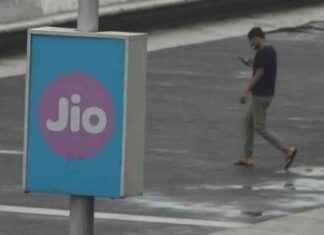 Jio Network Outage in India Sparks User Frustration; X Inundated with Complaints news-17092024-123040
