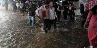 Heavy Rains in Mumbai Cause Chaos for Commuters – Knee-Deep Water Hampers Travel news-26092024-011713