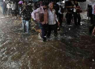 Heavy Rains in Mumbai Cause Chaos for Commuters – Knee-Deep Water Hampers Travel news-26092024-011713