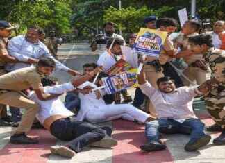 Youth Congress Protests Outside SEBI Headquarters in Mumbai, Demands Chairperson’s Resignation news-30092024-223716