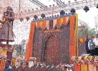 Rahul Gandhi Criticizes Shivaji Tribute Over Constitution Destruction news-06102024-035334