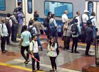 AC Train Proposal Sparks Clash Between NCP-SP and BJP in Mumbai news-27112024-044926