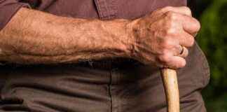 Elderly Couple Saved by Civic Staff in Swift Mumbai Rescue elderly-couple-saved-by-civic-staff-in-swift-mumbai-rescue