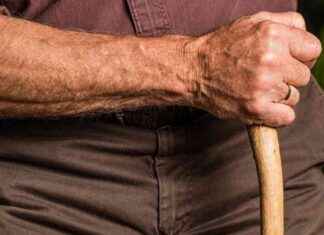 Elderly Couple Saved by Civic Staff in Swift Mumbai Rescue elderly-couple-saved-by-civic-staff-in-swift-mumbai-rescue