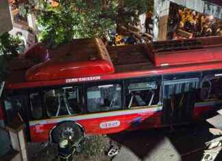 Fatal Accident: BEST Bus Collides with Pedestrians and Vehicles in Mumbai’s Kurla, Resulting in 3 Deaths and 22 Injuries fatal-accident-best-bus-collides-with-pedestrians-and-vehicles-in-mumbais-kurla-resulting-in-3-deaths-and-22-njuries