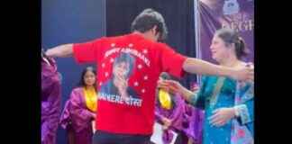 College Student Removes Gown, Strikes SRK Pose After Graduation college-student-removes-gown-strikes-srk-pose-after-graduation