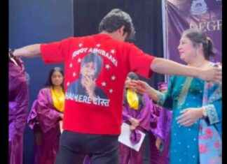 College Student Removes Gown, Strikes SRK Pose After Graduation college-student-removes-gown-strikes-srk-pose-after-graduation