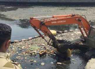 BMC Urges Responsible Waste Disposal in Mumbai: Cops Caught Dumping Sofa bmc-urges-responsible-waste-disposal-in-mumbai-cops-caught-dumping-sofa