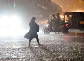 Challenges of Mumbai Monsoon: Waterlogging, Traffic Jams, and Rail Disruption challenges-of-mumbai-monsoon-waterlogging-traffic-jams-and-rail-disruption